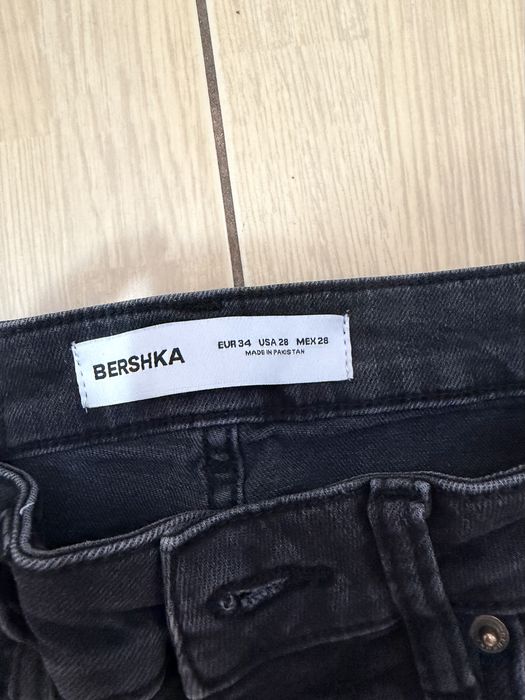 Blugi skinny din Bershka in stare buna marimea 34(Xs)
