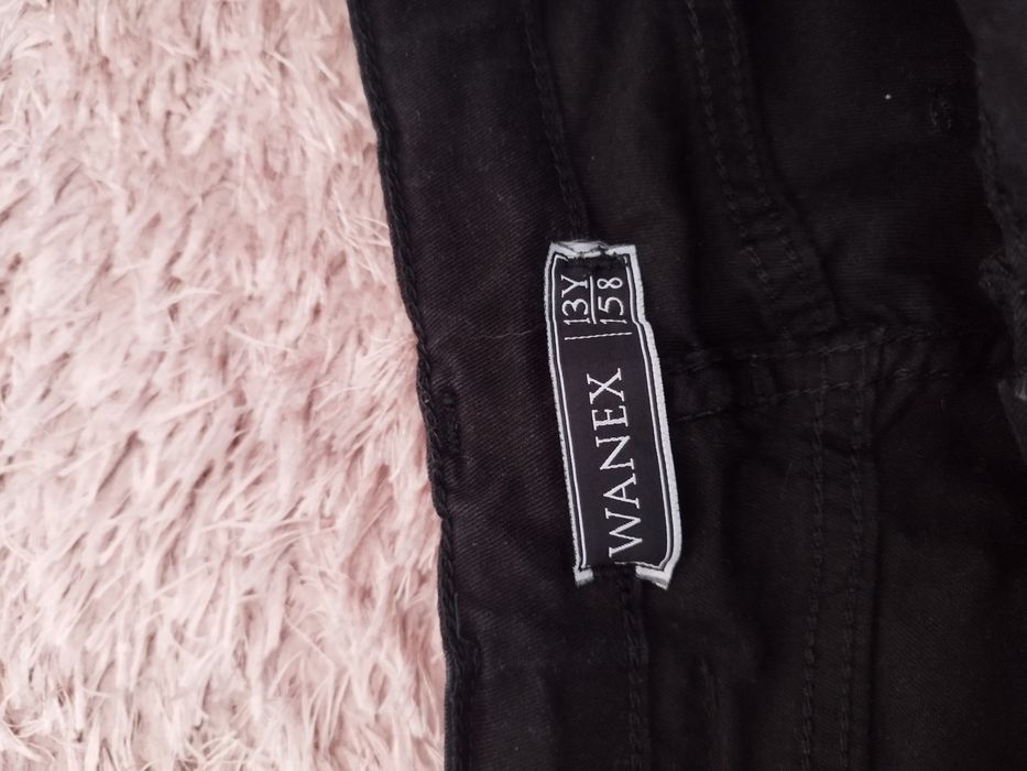 Тъмно син и черен панталон