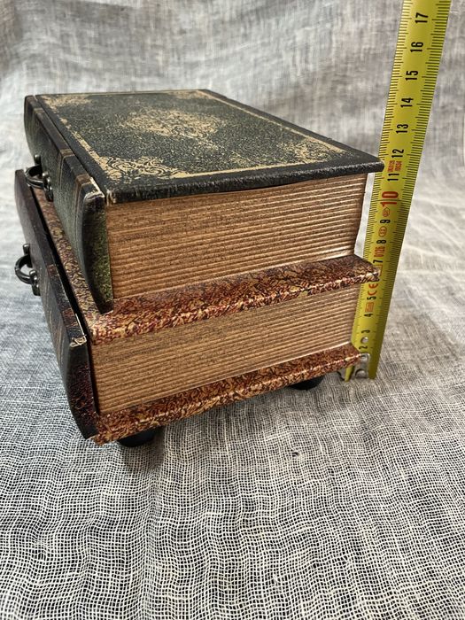 Кутия за бижута с форма на старинни книги и Кутийка за бижута от финна интарзия от екзотична дървесина и седеф