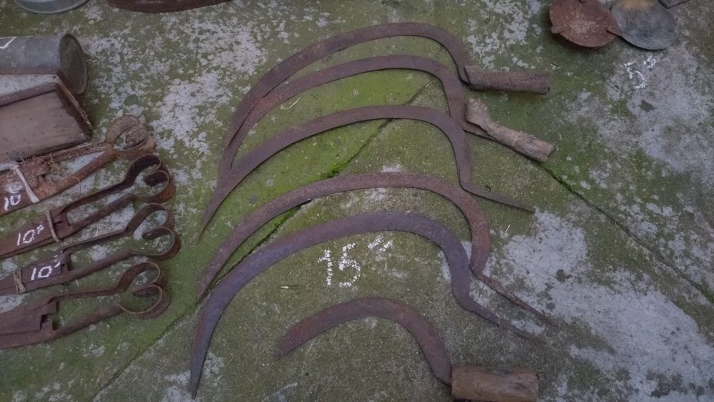 Продавам стари метални предмети , сечива