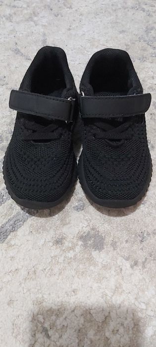 Продам кроссовки детские летние