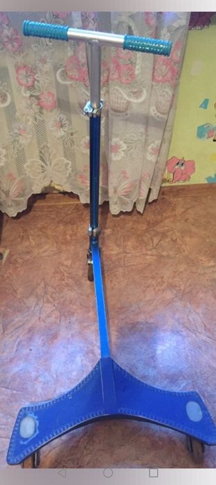 Продам недорого санки и 2 самоката