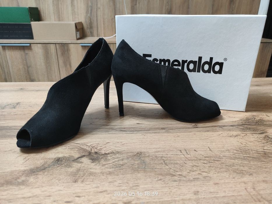 Изумительно-элегантные туфли из замши от бренда Charles &  Keith, 36 р