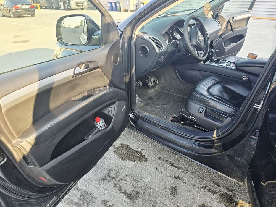 Vând Audi Q7  3.0