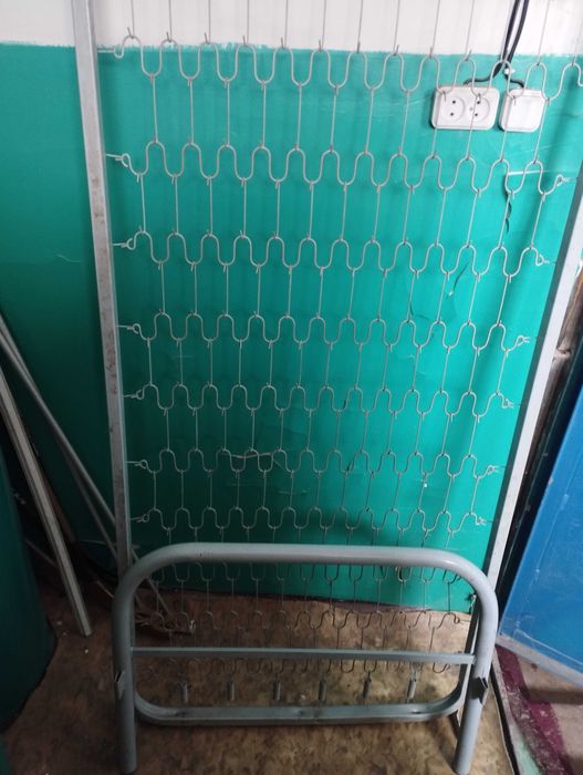 Ковать металлическая и матрасы