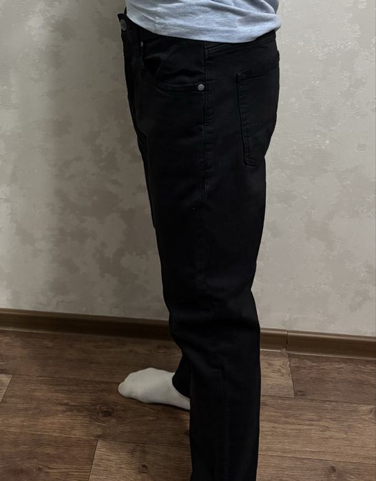 Черные джинсы…..