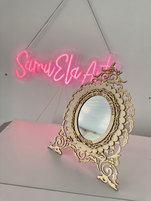 Огледало  дървено със стойка за гримиране с персонализиране .