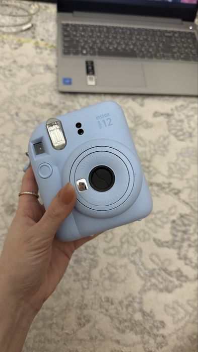 Instax mini 12 в голубом цвете