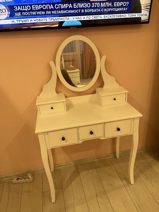 Тоалетка бяла с огледало и шкафчета