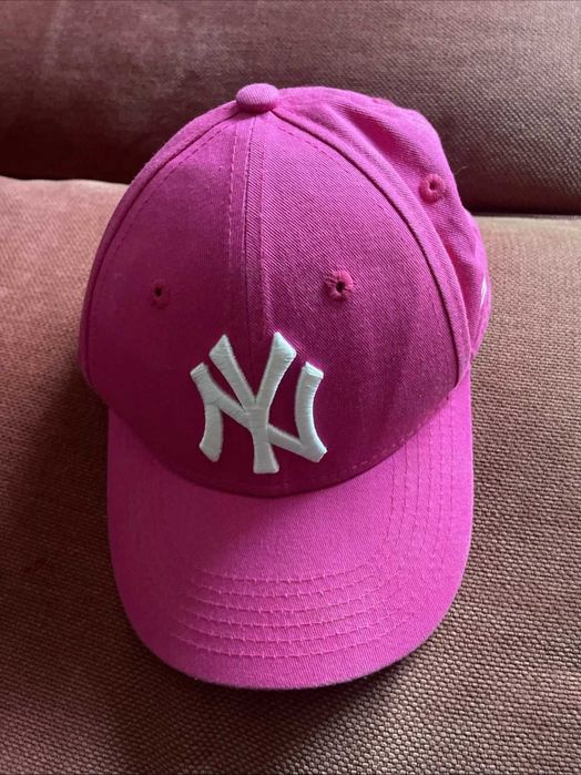 Оригинална детска шапка New Era 9Forty в ярък фуксия цвят с бяло лого