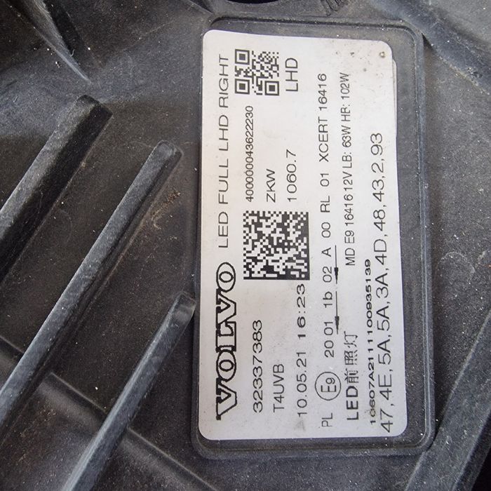 Volvo XC 60 2023 от 2017  ляв фар