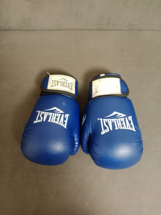 Перчатки и шлем боксерские