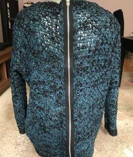 Дамски пуловер с цип на гърба