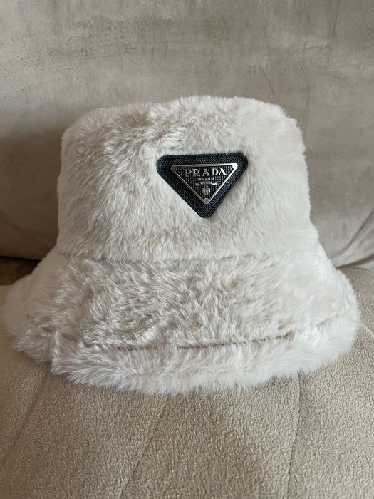 Зимна дамска шапка Prada