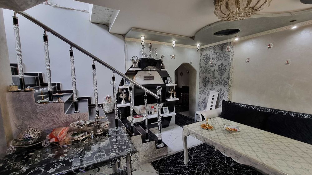 1729-Продава се двуетажна масивна къща в кв. "Варош"!