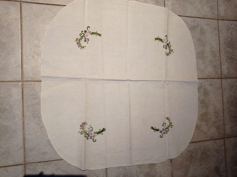 Fata de masa bumbac, brodata manual.