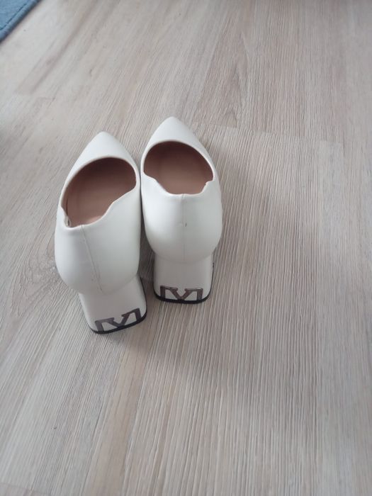Продам белые туфли