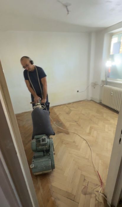 Închiriez apartament 4 camere pe malul Crisului, aproape de centru