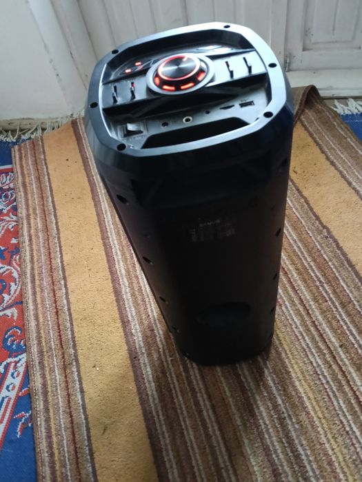 Vând stație cu boxe. Și o boxa portabila.