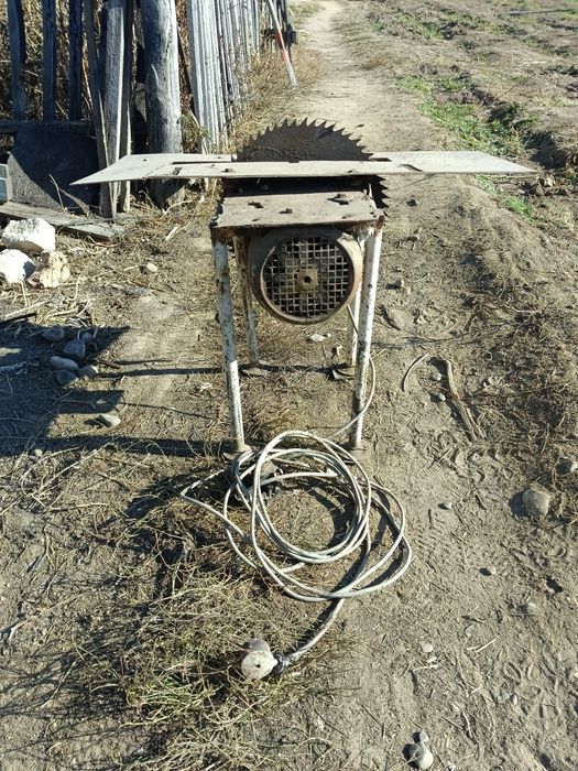 Продам корыто, угольник, ящик и аппарат.