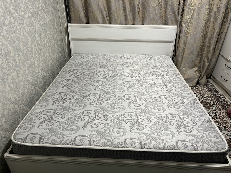 Двуспальная кровать