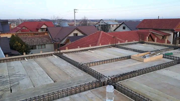 executam lucrări în construcții Case la rosu interioare