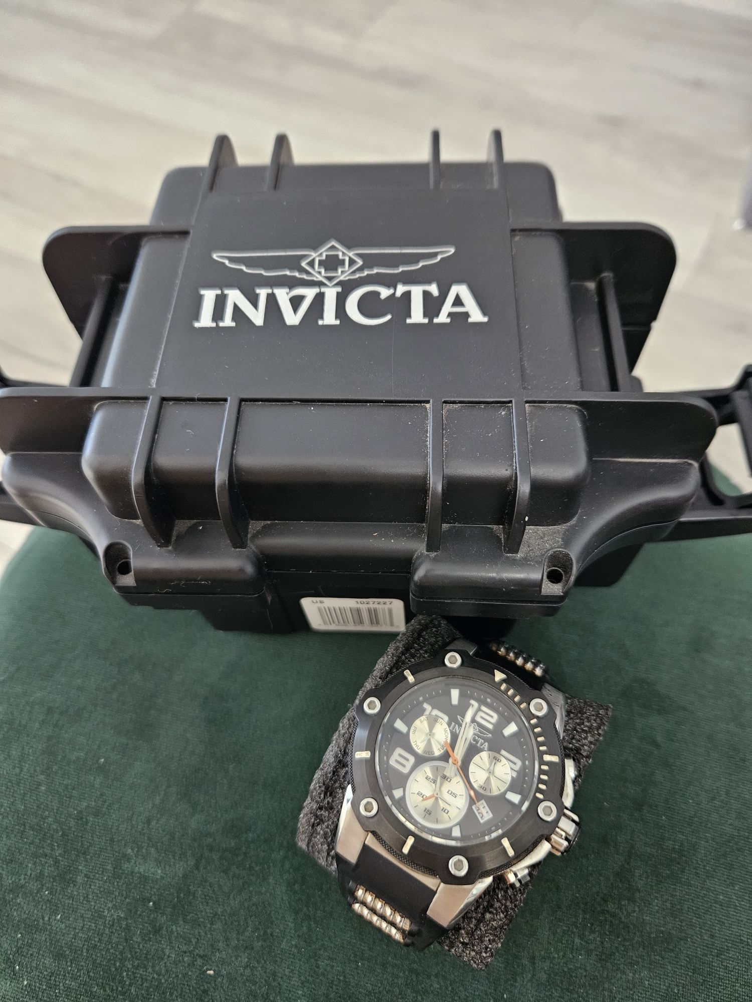 Invicta 22235 online