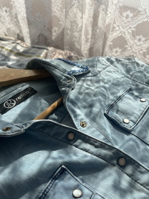 Тънка дънкова ризка, с мотиви, чисто нова.