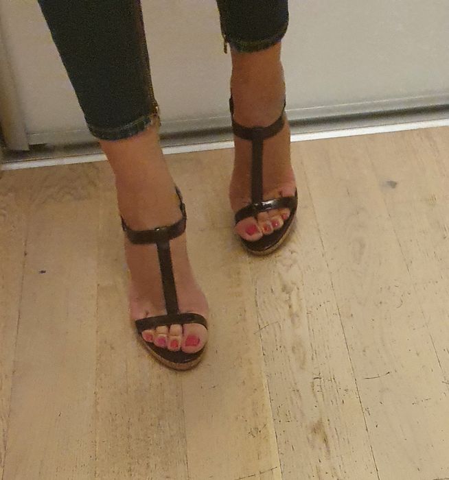 GUESS by Marciano. Sandale piele lacuita. Marime 38.