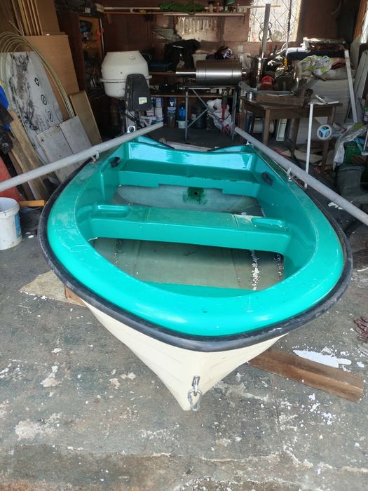 Продам пластиковую лодку