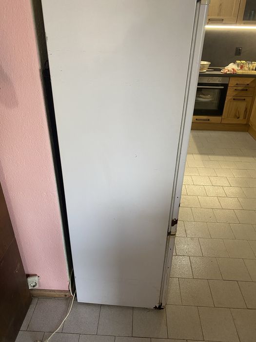 Продавам работещ хладилник Polar