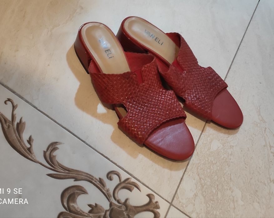 Фирменные,кожаные шлепки