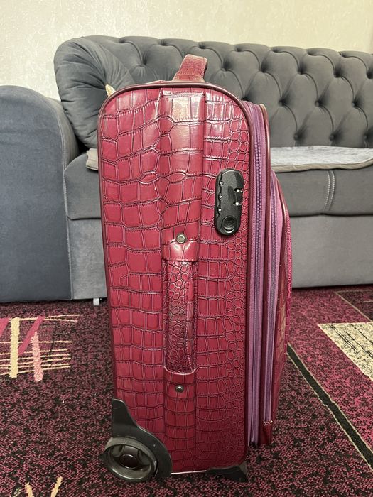 Чемодан среднего размера