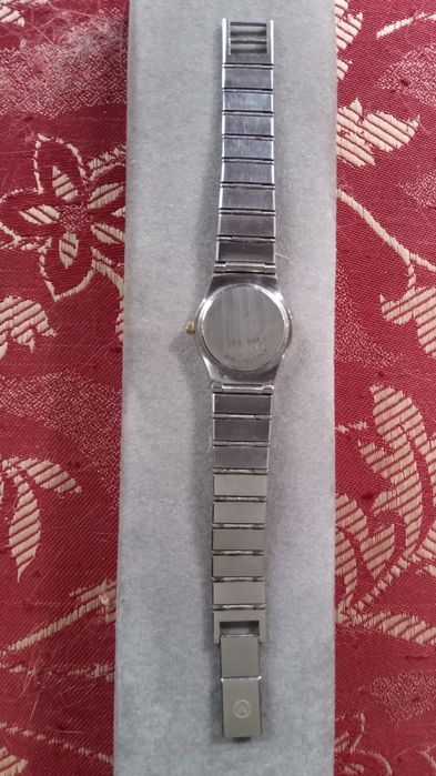 Ceas Caravelle by Bulova Suisse made Vintage Mecanism Analog  Alb Argintiu Water Resistant 30 ATM  Curea  Cutie Perfecta  Stare 399 Lei Negociabil