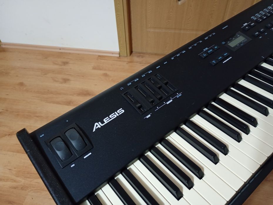 Alesis QS8 pian orga midi controler