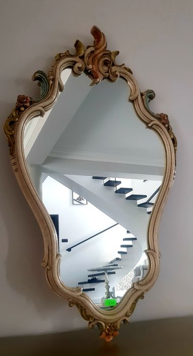 Oglindă veche cu ramă din lemn masiv