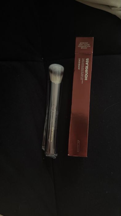Hourglass четка за фон дьо тен