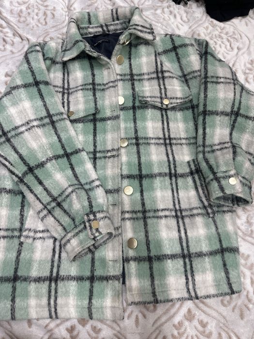 Черная жилетка и пальто-пуховик