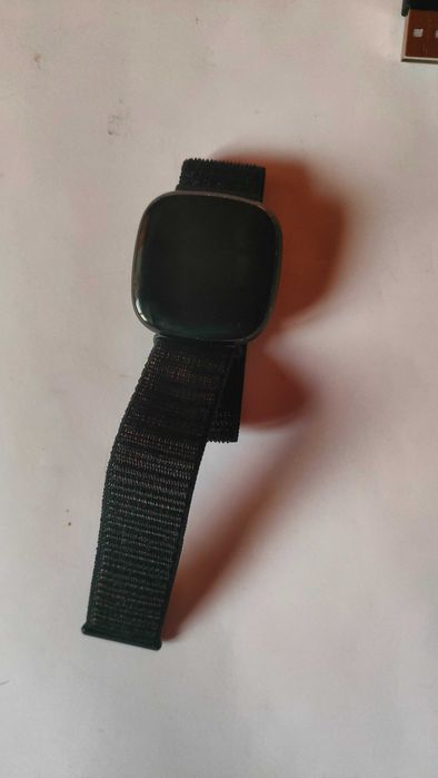 Смарт часовник Fitbit Versa 3