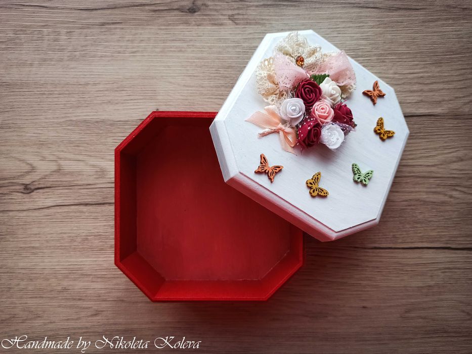 Ръчно изработена дървена кутия за бижута