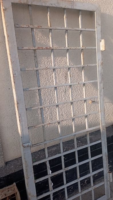 Металлическая решетчатая дверь