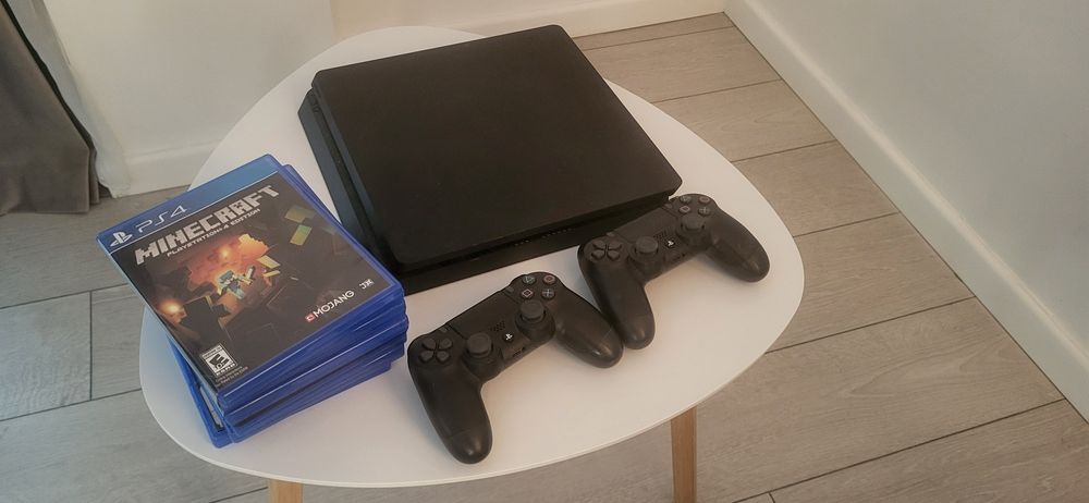 Ps4 , 2 controller, la pachet cu multe jocuri