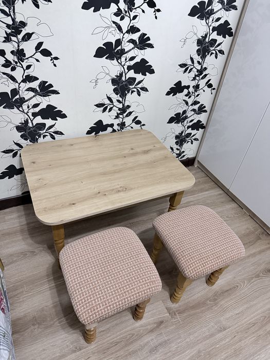 Продам стол с двумя стульями