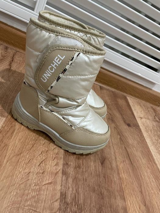 Аяқ киім сатылады.