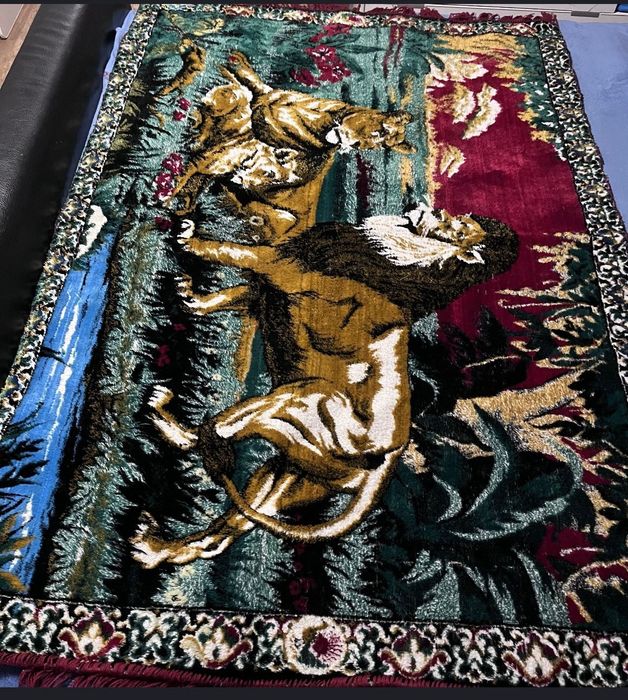 Carpet perete cu lei