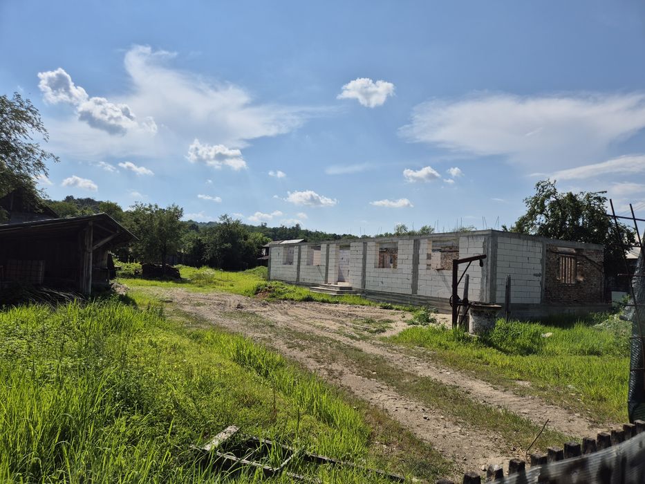 Vand casă in constructie cu teren