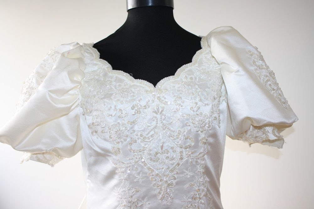 Doar astazi :Rochie noua,de mireasa confecționată din satin si tul