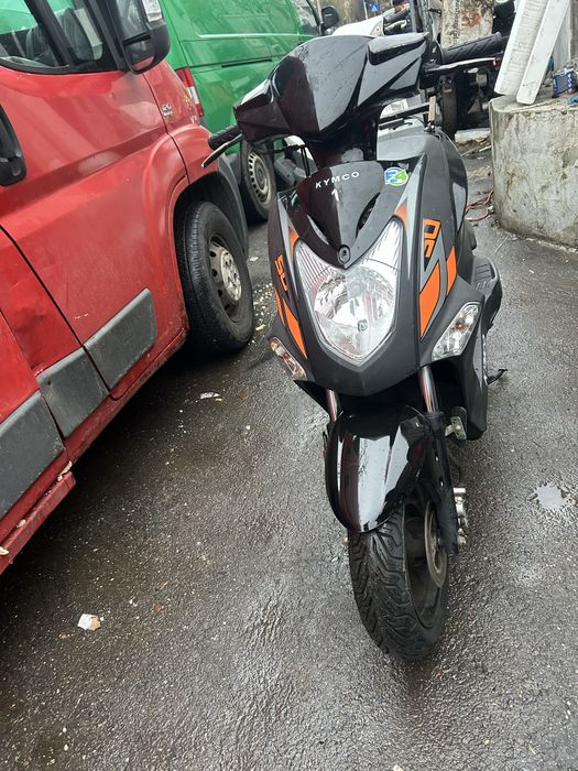 inchiriez  Scuter glovoo tazz bolt food