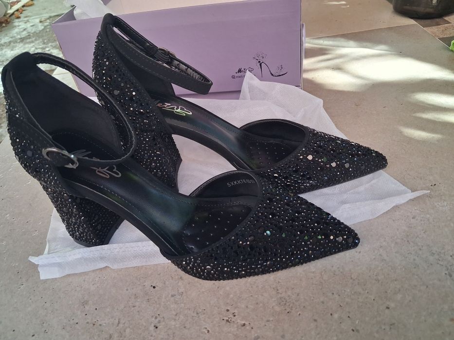 Pantofi eleganți noi