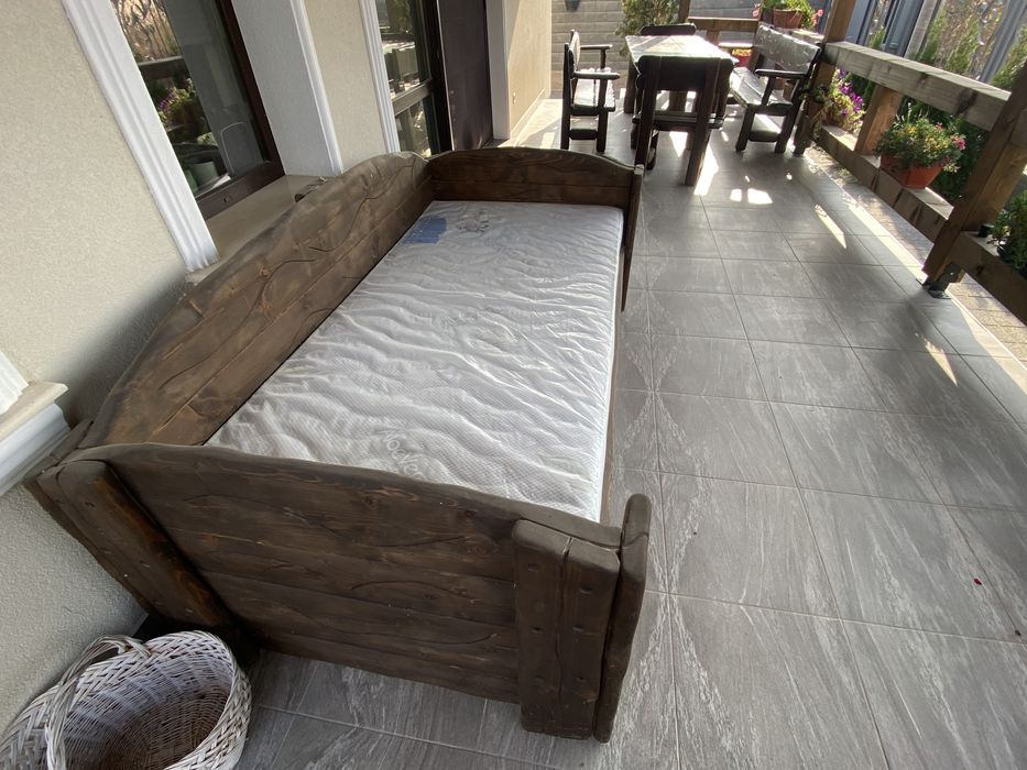 Ръчна изработка легло от масивно дърво